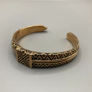 Armband i brons med orm och geometriskt mönster