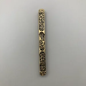 Kopia av vikingatida pärlspridare avlång med ornamentik framsida