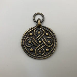 Rund amulett med hänge i mässing med kringlan framsida